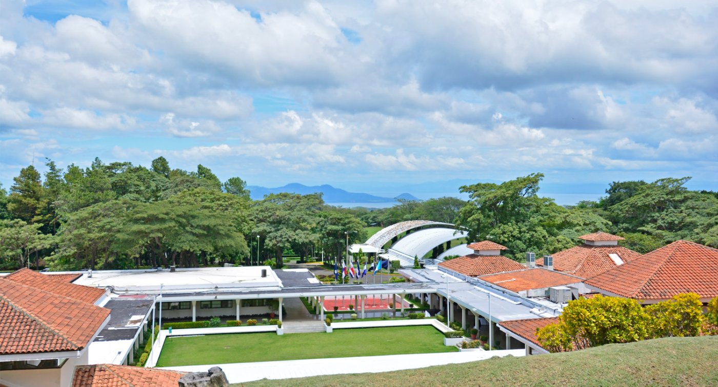 Vista general del campus Francisco de Sola, el Lago de Nicaragua al fondo
