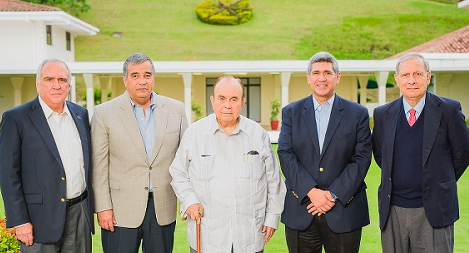 Don Ernesto Cruz con los ex rectores de INCAE Roberto Artavia, Arturo Condo y Brizio Biondi-Morra, y el actual rector Enrique Bolaños Abaunza