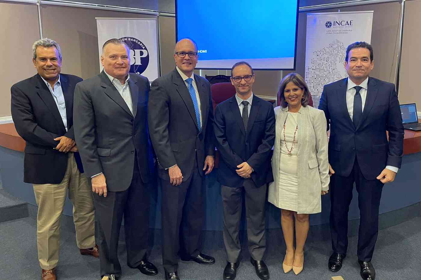 De izquierda a derecha: Carlos Troesh, Vicepresidente Ejecutivo de MMG Bank y ex Presidente de ABP; Otto Wolfschoon Jr, VP Ejecutivo de Global Bank y ex Presidente de ABP; Raúl Guizado, Presidente de ABP y VP de Cumplimiento de Banco General; Ronald Arce, director de CLACDS/INCAE; Eyda Varela, directora de Relaciones Corporativas en Panamá de INCAE; y Carlos Berguido, Director Ejecutivo de ABP