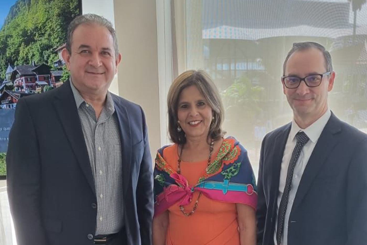 Tony Roldán, Presidente y Director Ejecutivo de Gremio de Empresas SEM; Eyda Varela, directora de Relaciones Corporativas en Panamá de INCAE; y Ronald Arce, director de CLACDS/INCAE.