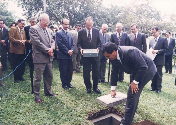 1996-Primera Piedra edificio SS
